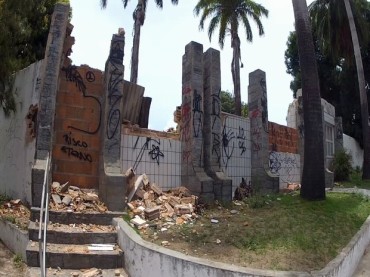 Hospital Psiquiátrico Mira Y López, no Benfica, já esrtá em fase de demolição. Segundo a prefeitura não há registros de tombamento para o prédio (Foto: Reprodução/TV Verdes Mares)